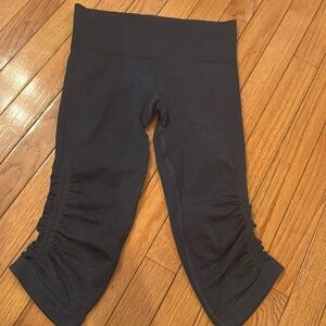 Lululemon Capri Leggings Womens size 4 - no size tag! See measurements